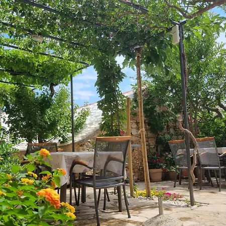 Paradise Stone Apartment Bol